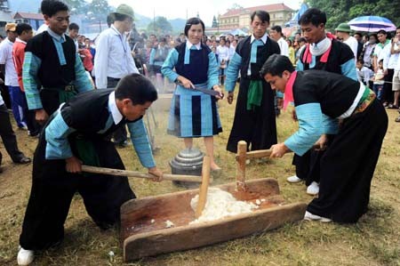 Người Mông ở bản Nà Tấu với tục giã bánh dày - ảnh 1